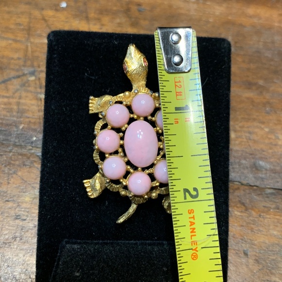 60’s MID CENTURY GOLDEN TURTLE TORTOISE BROOCH WITH MARBLED PINK CABOCHONS - Picture 6 of 9